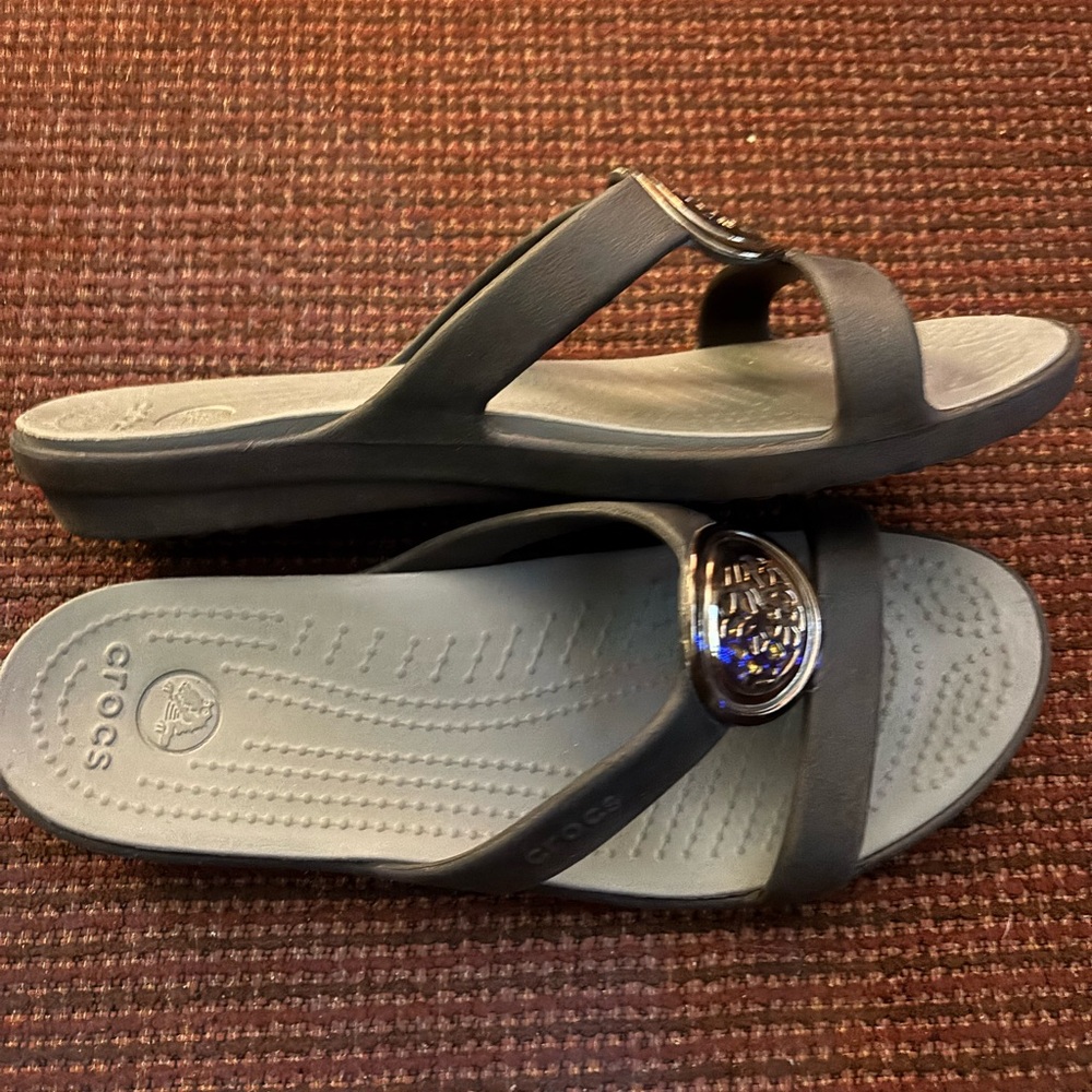 CROCS Womens Gray Dual-Strap Sandals with Silver Medallion - Picture 2 of 7